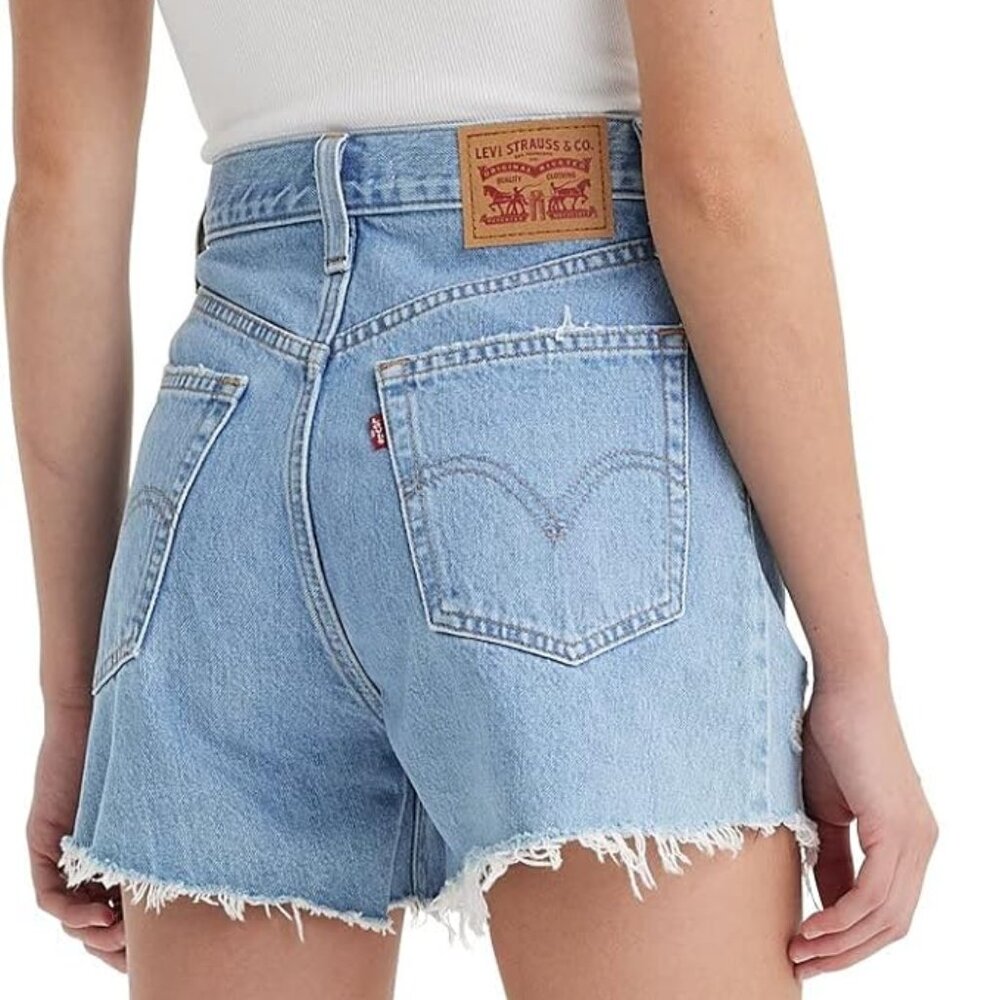 Levi Hight Waisted Mom Shorts ( NEVER BEEN WORN) Size 28